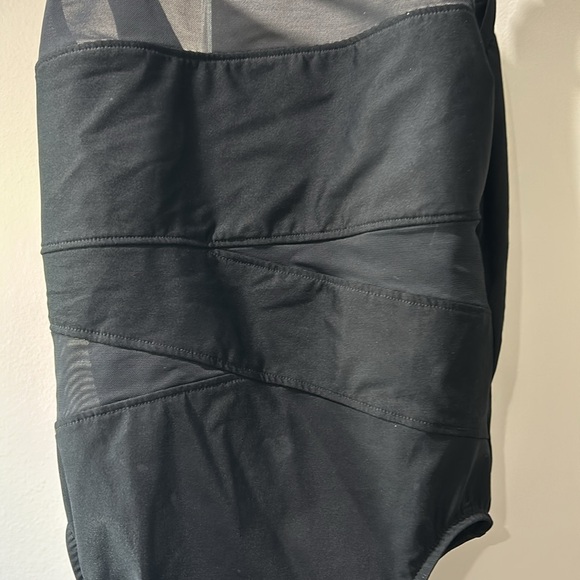 Miraclesuit size 14 black with mesh panels - Picture 3 of 6